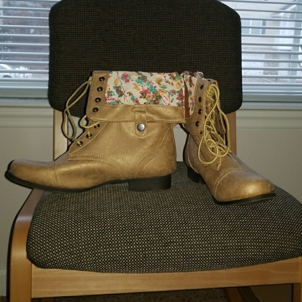 Combat boots
